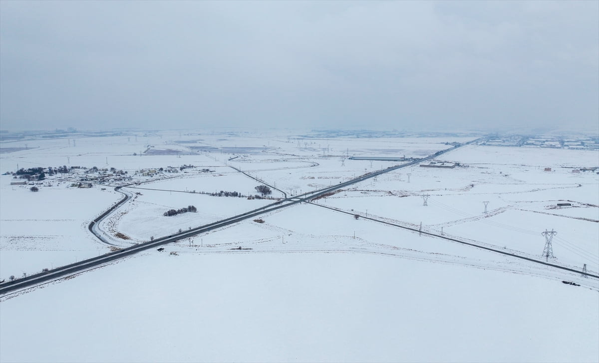 Güneydoğu Anadolu Bölgesi'nin önemli tarım kentlerinden Diyarbakır'da etkili olan kar yağışının...