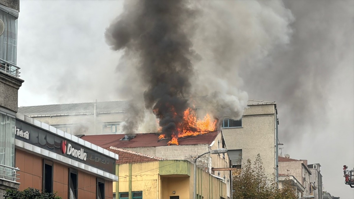 Güngören'de 3 katlı tekstil fabrikasının çatısında henüz belirlenemeyen nedenle yangın çıktı....