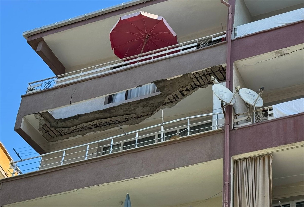 Güngören'de bir balkonun çöktüğü 5 katlı bina, tedbir amacıyla boşaltıldı. Polis ve zabıta...
