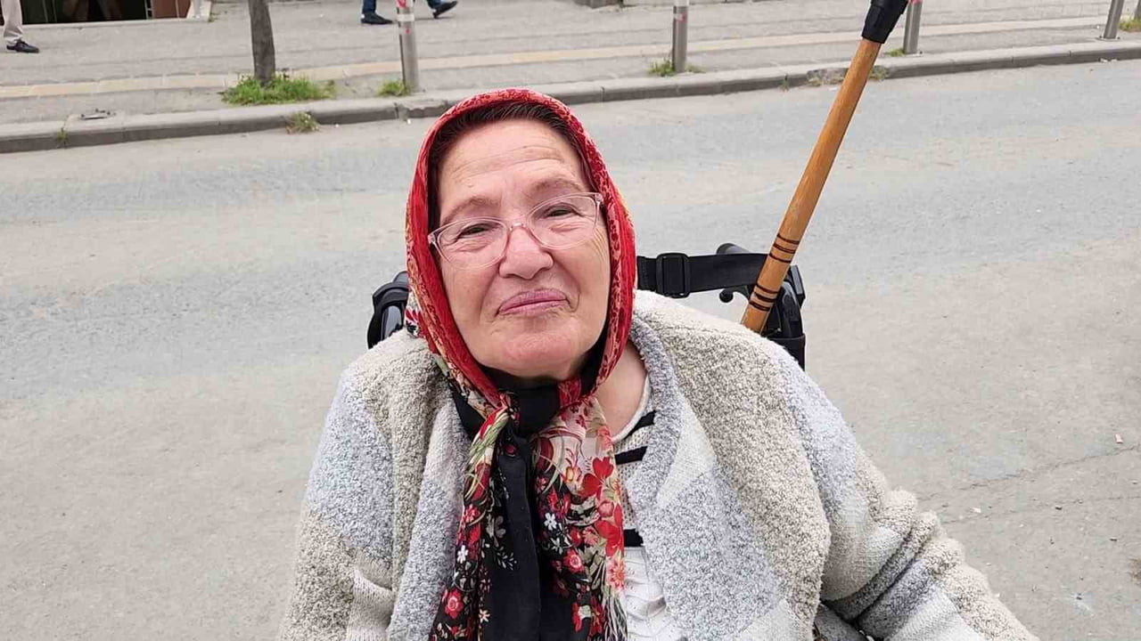 GÜNGÖREN'DE ENGELLİ YAŞLI KADIN, ALIŞVERİŞ YAPMAK İÇİN GİTTİĞİ BİM MARKETE ENGELLİ RAMPASI...