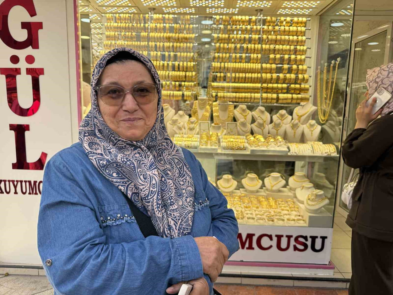 GÜRCAN ÖZGÜR, 1 MİLYON 350 BİN TL DEĞERİNDEKİ ALTININI BOZDURMAK İÇİN GİTTİĞİ KUYUMCUNUN DİKKATİ...