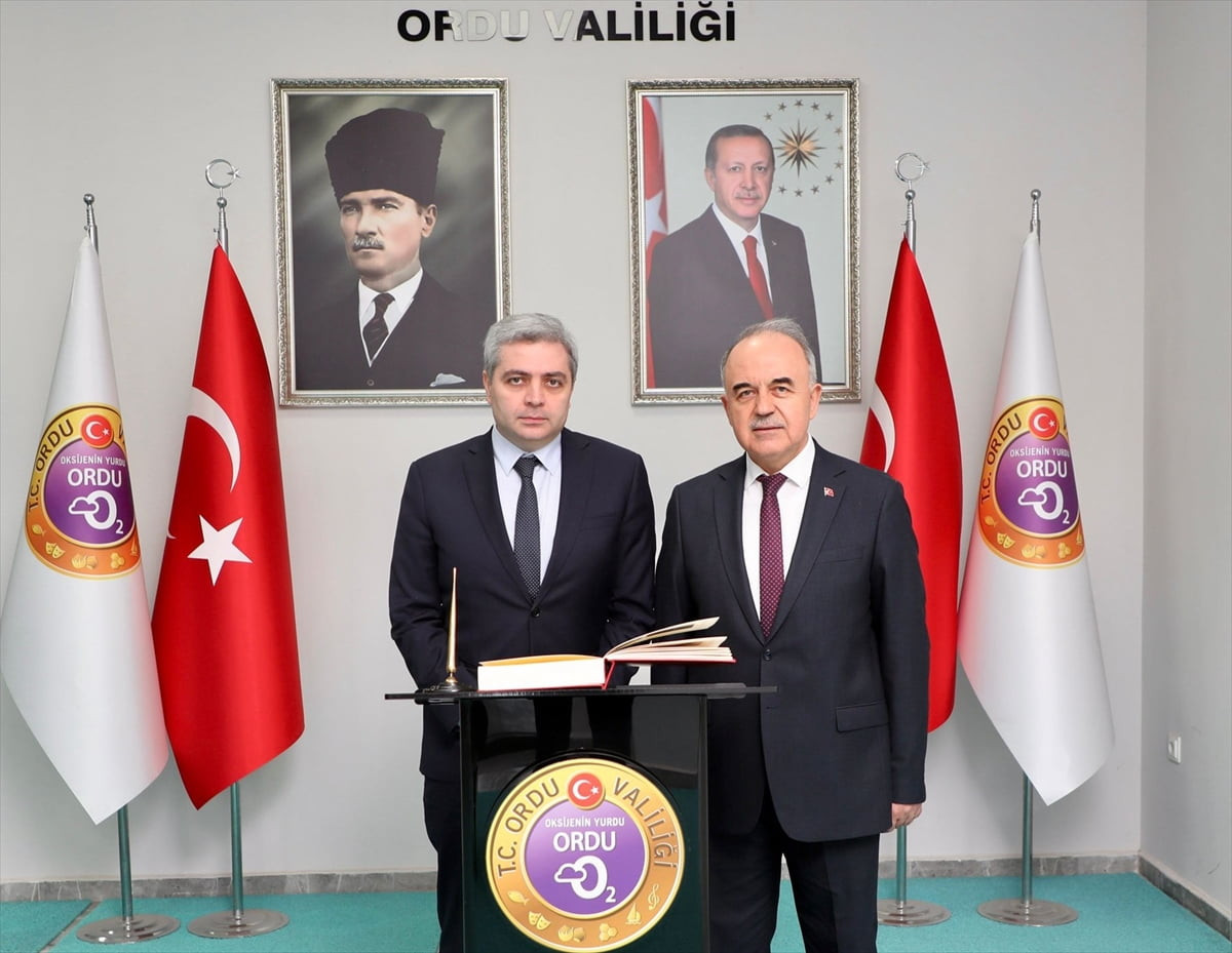 Gürcistan'ın Ankara Büyükelçisi Archil Kalandia (solda), Ordu'da Vali Muammer Erol'u (sağda)...