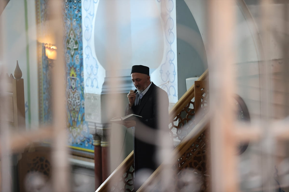 Gürcistan'ın başkenti Tiflis'teki Cuma Camisi'nde Ramazan Bayramı namazı eda edildi. Tiflis'te...