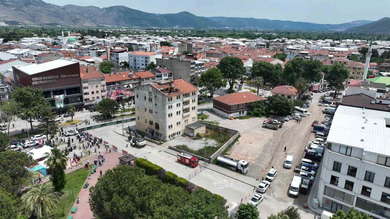 GÜRSU KENT MEYDANI PROJESİ'NİN ÖNÜNDEKİ SON ENGEL OLAN ESKİ PTT BİNASI YIKIMI BÜYÜK BİR KATILIMLA...
