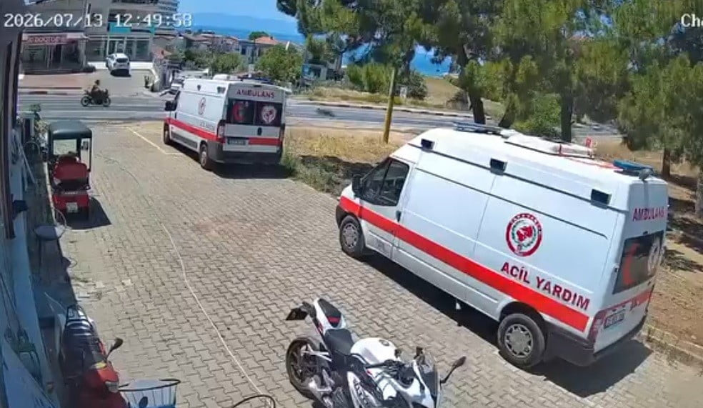 GÜVENLİK KAMERASI TARAFINDAN KAYDEDİLEN GÖRÜNTÜLERDE; 'U' DÖNÜŞÜ YAPMAYA ÇALIŞAN OTOMOBİL İLE...