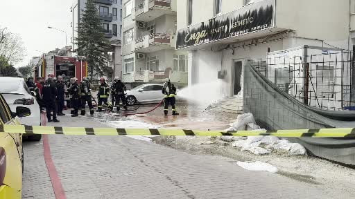 Güzellik merkezinin bulunduğu binada doğal gaz kutusu patladı: Park halindeki araç yandı