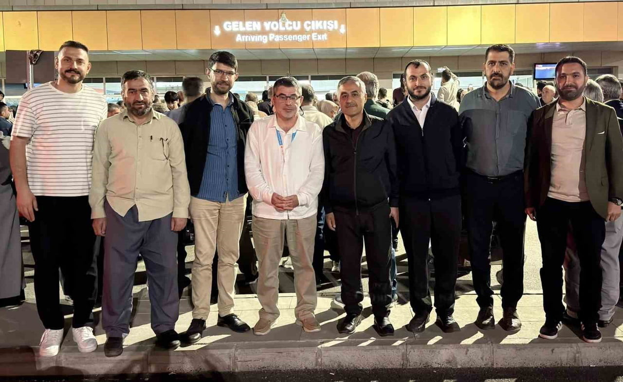 HAC İBADETLERİNİ TAMAMLAYARAK YURDA DÖNEN İPEKYOLU İLÇE MÜFTÜSÜ FATİH TAVLAŞOĞLU VE HACI KAFİLESİ...