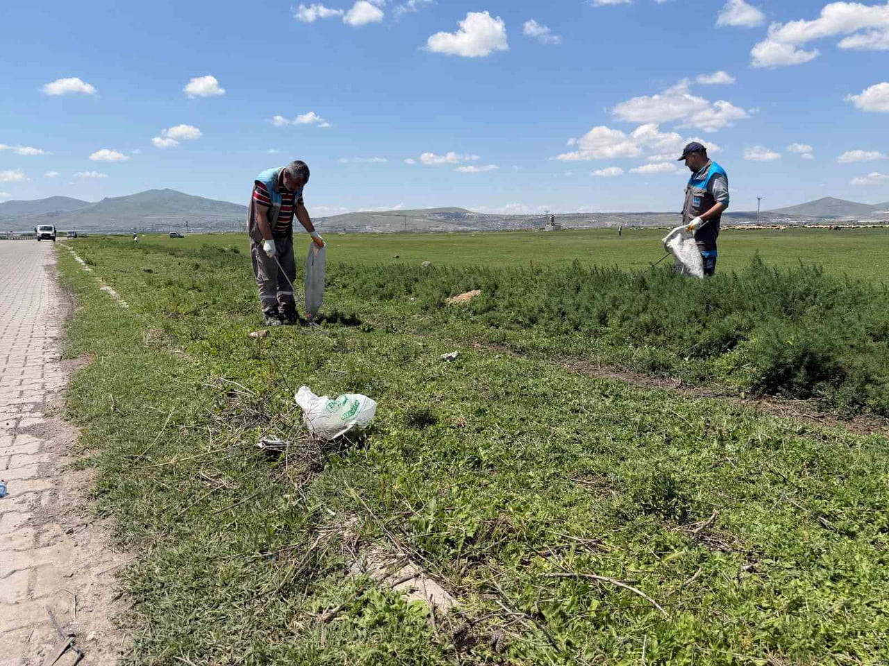 HACILAR BELEDİYESİ TEMİZLİK İŞLERİ MÜDÜRLÜĞÜ EKİPLERİ, HÜRMETÇİ SAZLIĞI YOL GÜZERGÂHINDA KAPSAMLI...