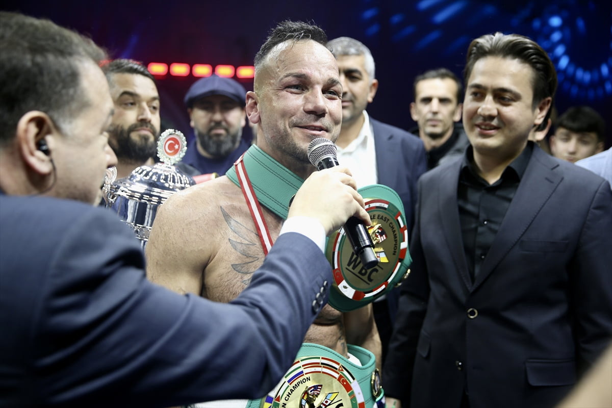 Hafif ağır sıklette Dünya Boks Birliğinin Almanya, Avrupa ve dünya şampiyonluğu kemerlerini...