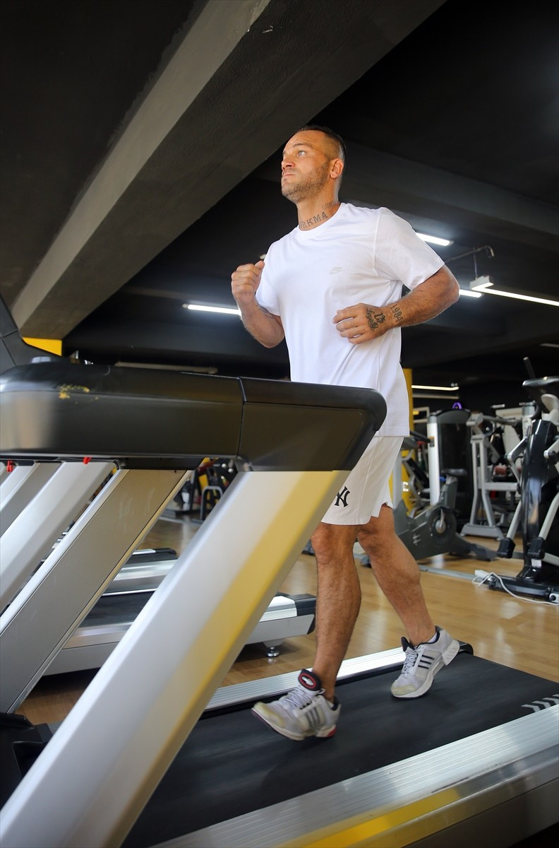 Hafif ağır sıklette Dünya Boks Birliğinin (GBU) Almanya, Avrupa ve dünya şampiyonluğu kemerlerini...