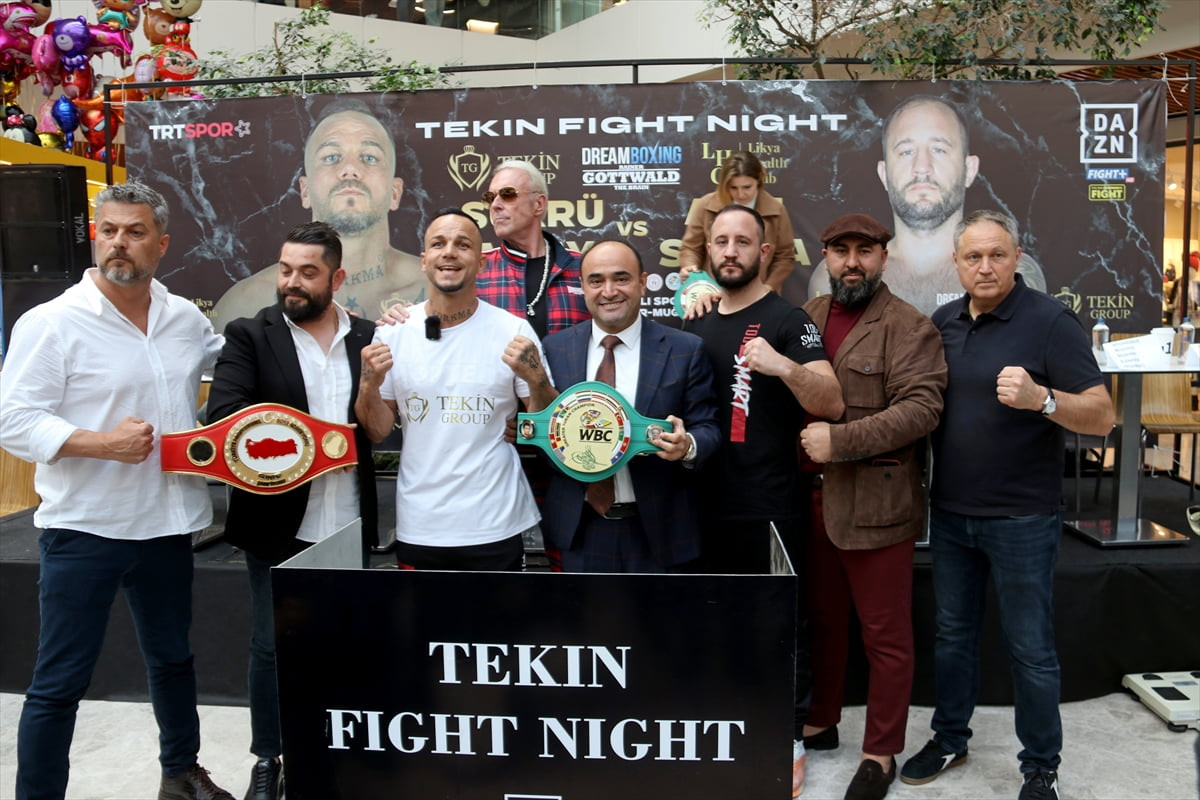 Hafif ağır sıklette Dünya Boks Birliğinin (GBU) Almanya, Avrupa ve dünya şampiyonluğu kemerlerini...