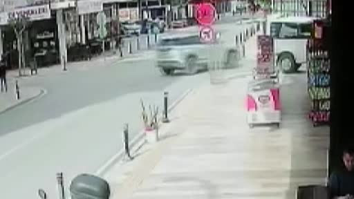 Hafif ticari araç ile motosiklet çarpıştı: O anlar kamerada