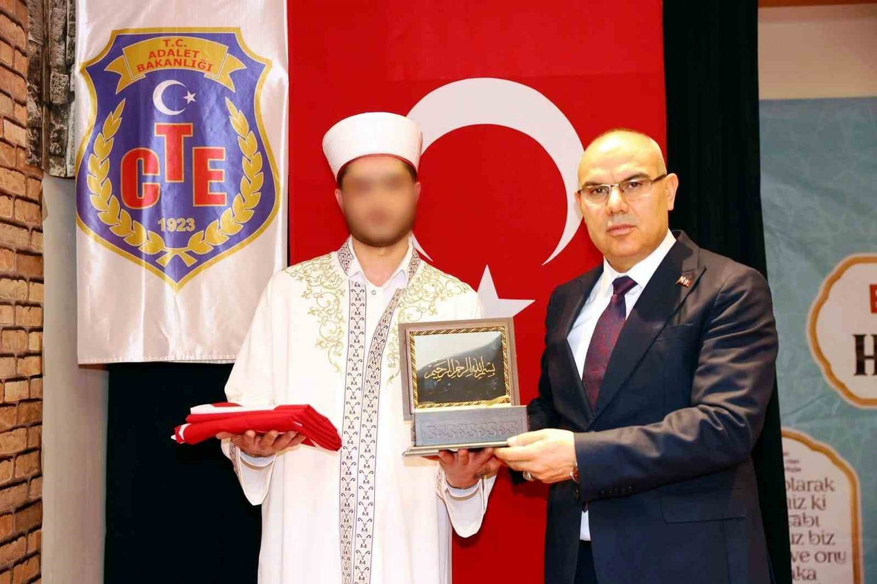 HAFIZLIK TESPİT SINAVI’NDA BAŞARILI OLARAK HAFIZ OLMAYA HAK KAZANAN HÜKÜMLÜ ÖMER P.’YE ÖDÜLÜNÜ...