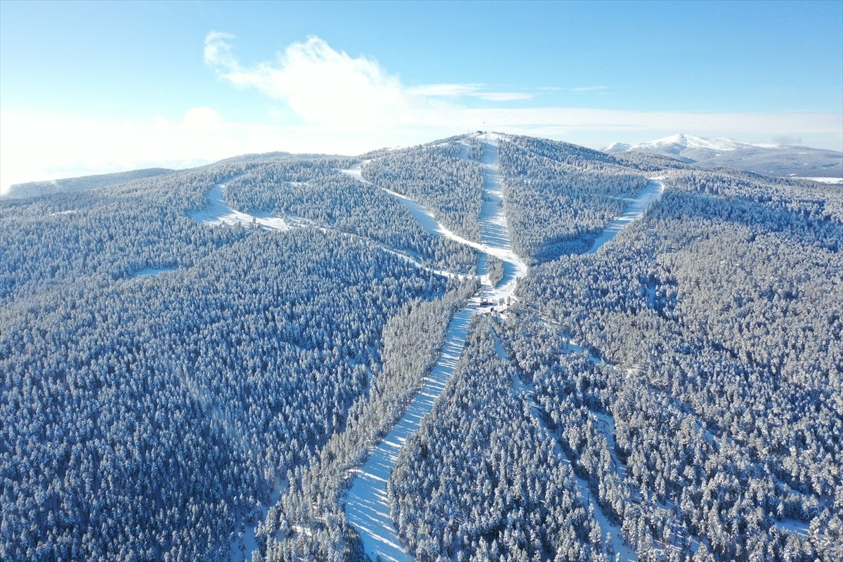 Hafta boyunca kar yağışının etkili olduğu Kars'taki Sarıkamış Kayak Merkezi'nde sezon için geri...