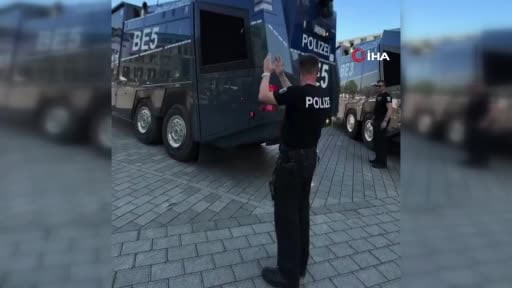 Hafta sonu aşırı sıcak havanın etkili olduğu Almanya’nın başkenti Berlin’de polis, TOMA’larla...