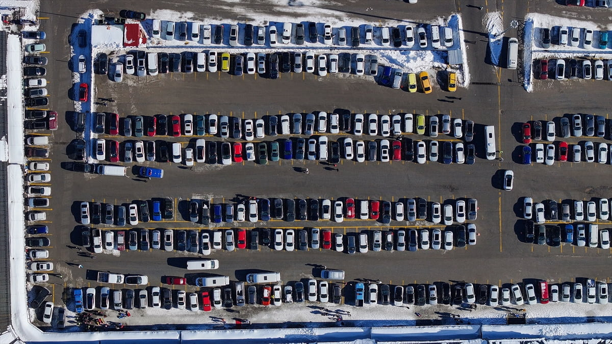 Hafta sonu tatilini kayak yaparak geçirmek isteyen vatandaşlar, Erciyes Kayak Merkezi'nde yoğunluk...