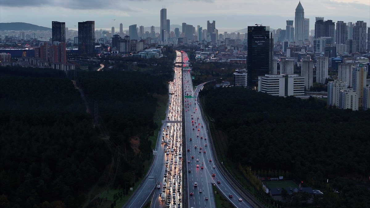Haftanın ilk iş gününde İstanbul'da trafik yoğunluğu yüzde 90'a kadar çıktı.