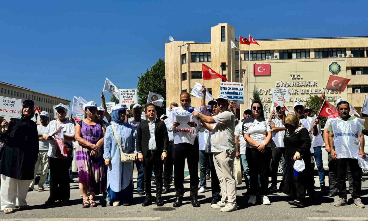 HAK-İŞ DİYARBAKIR İL BAŞKANI VE ÖZ SAĞLIK İŞ ŞUBE BAŞKANI MEHMET AKÜZÜM, BELEDİYE ÖNÜNDE ÇADIR...