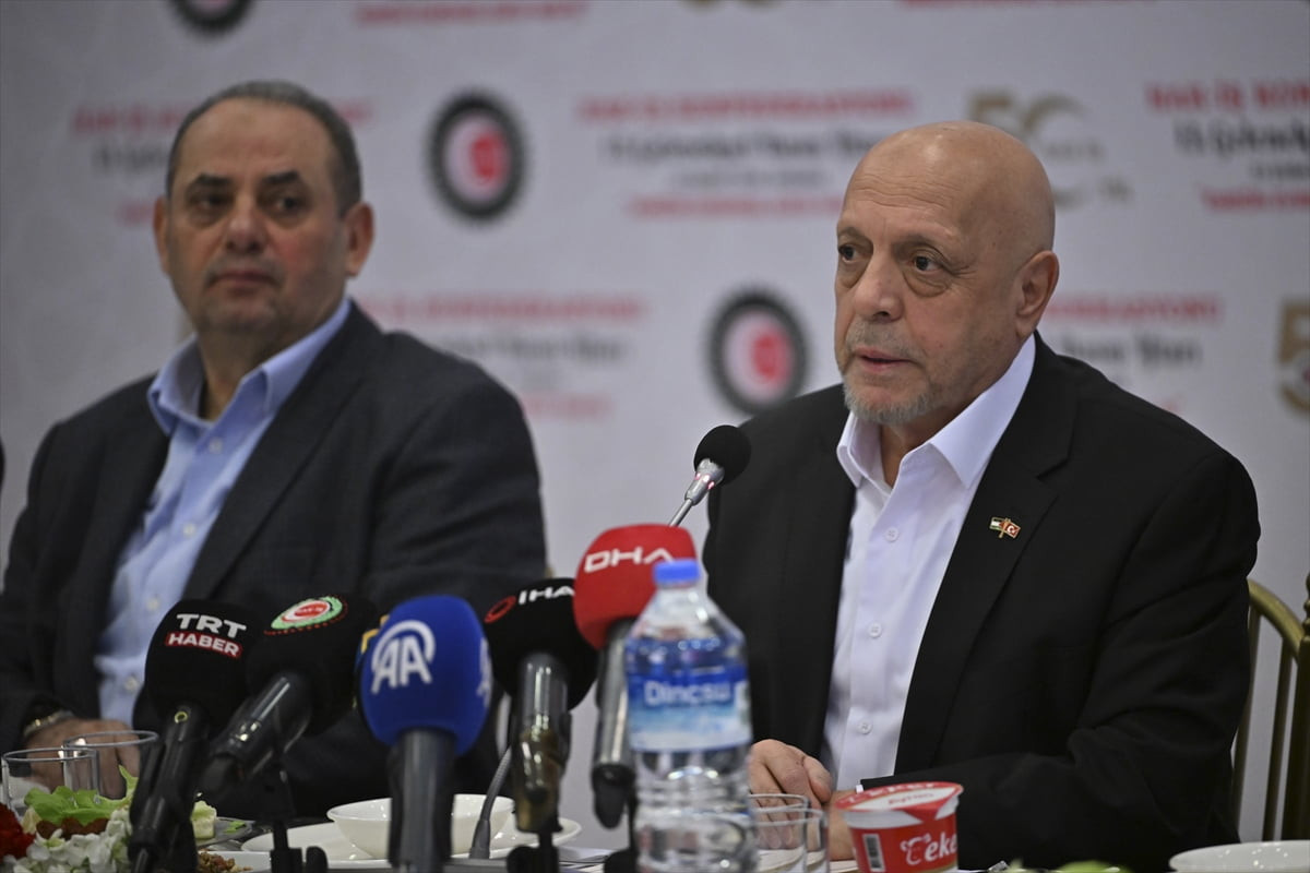 HAK-İŞ Genel Başkanı Mahmut Arslan, HAK-İŞ tarafından dün bir restoranda düzenlenen iftar...