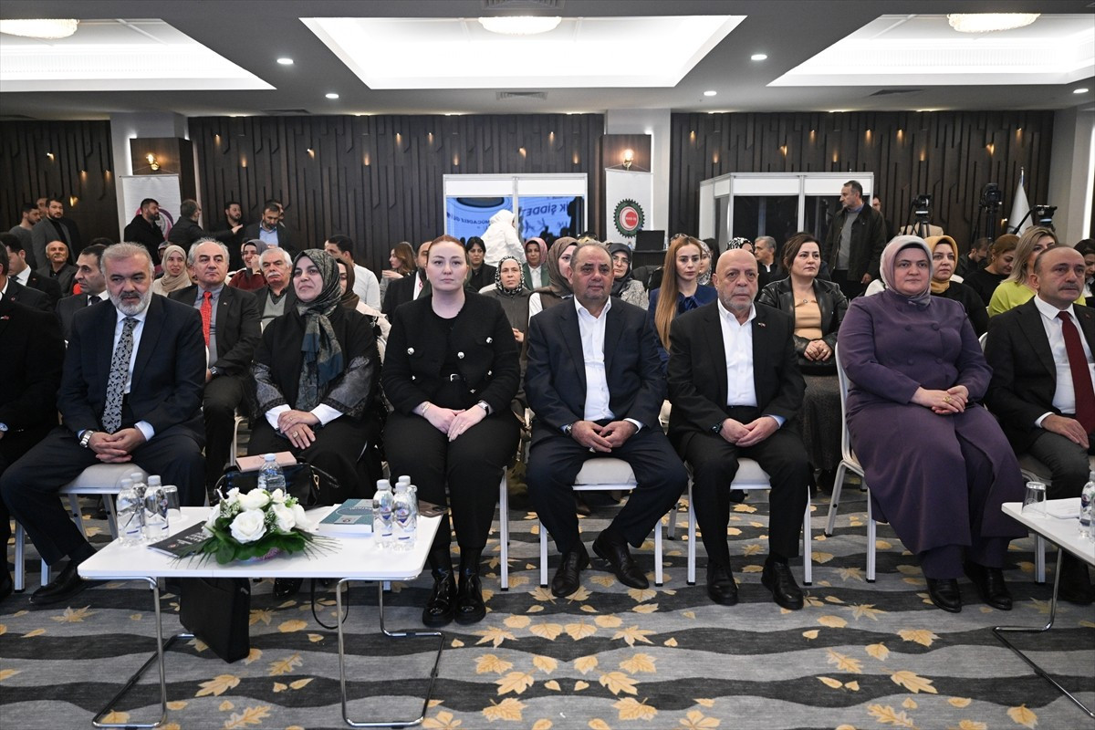 HAK-İŞ Genel Başkanı Mahmut Arslan (sağ2), HAK-İŞ tarafından 25 Kasım Kadına Yönelik Şiddete Karşı...