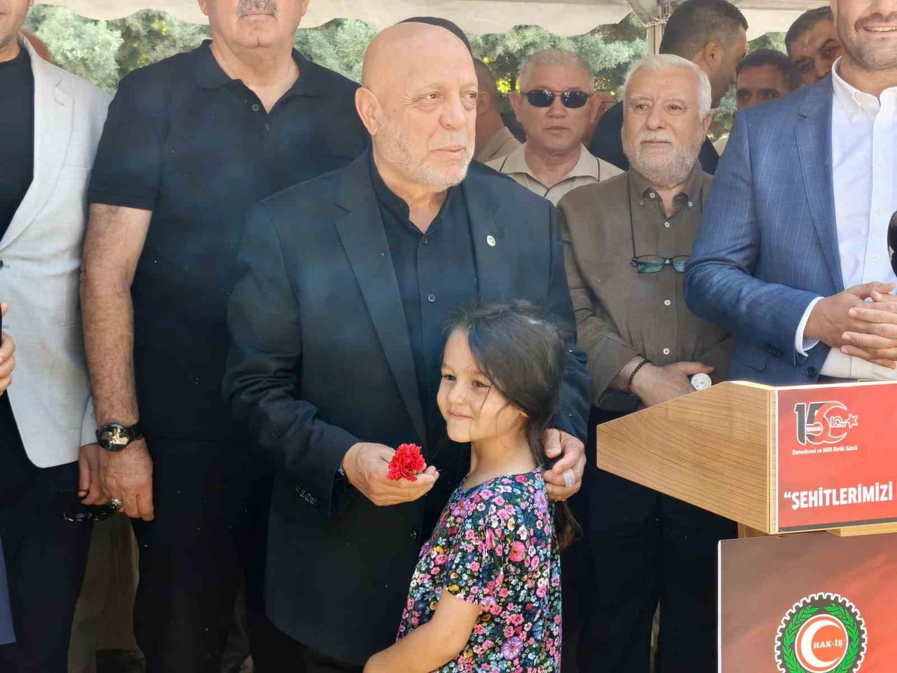 HAK-İŞ KONFEDERASYONU 15 TEMMUZ'UN 10'UNCU SENESİNDE KARŞIYAKA MEZARLIĞI'NDA BULUNAN 15 TEMMUZ...