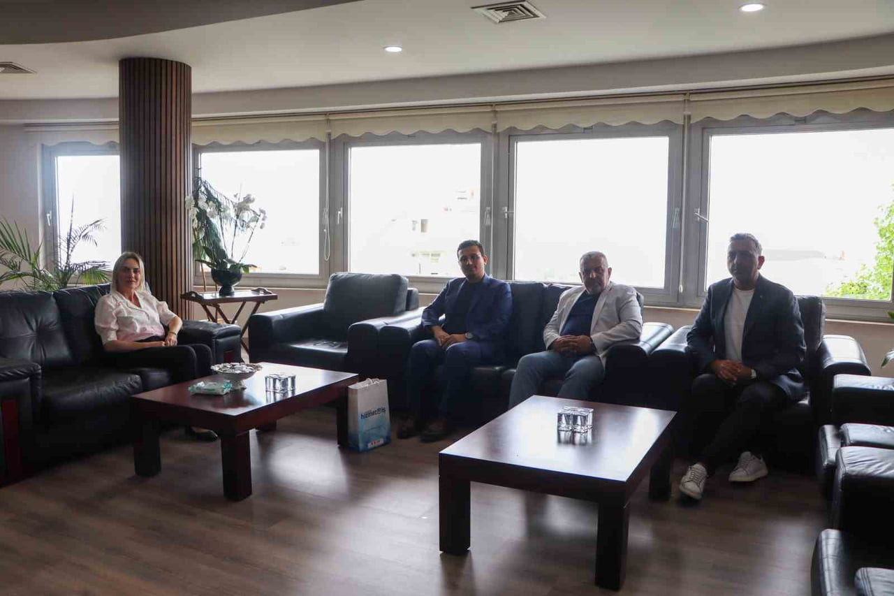HAK-İŞ KONFEDERASYONU HİZMET-İŞ SENDİKASI YÖNETİCİLERİ, AKÇAKOCA BELEDİYE BAŞKANI ALEV ÜNAL İLE...