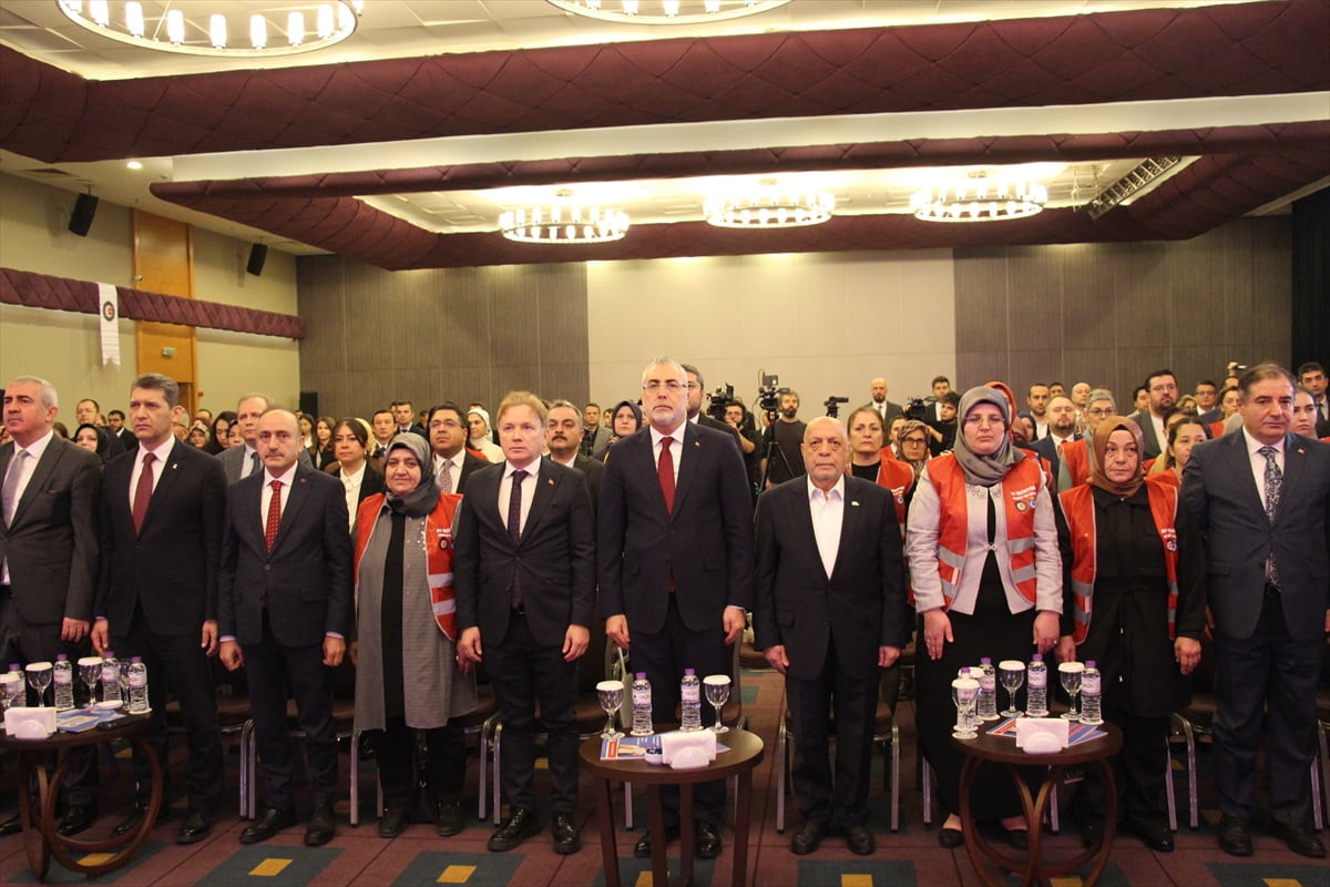 HAK-İŞ tarafından Antalya'da kent merkezindeki bir otelde Kayıt Dışı İstihdamla Mücadele Ev...