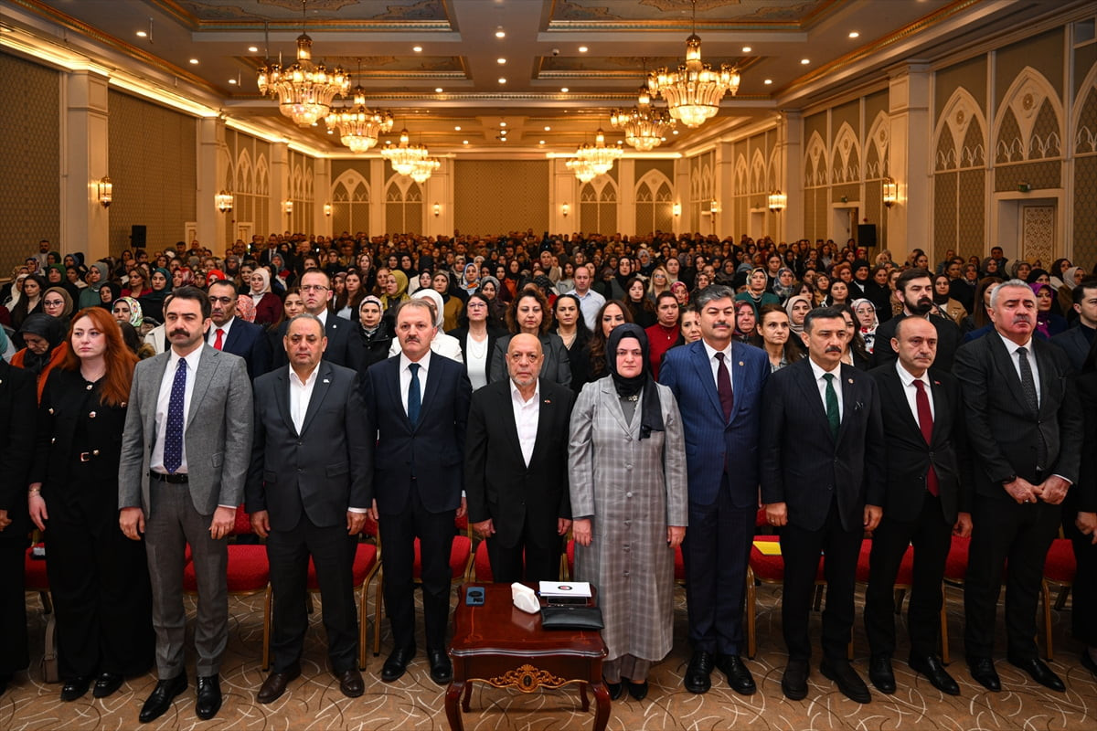 HAK-İŞ Uluslararası Kadın Emeği Buluşması Ankara'da bir otelde gerçekleşti. Programa Çalışma ve...