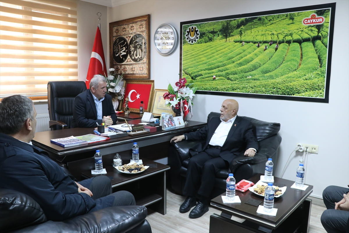 HAK-İŞ ve Hizmet-İş Sendikası Genel Başkanı Mahmut Arslan (sağda) HAK-İŞ Rize İl Başkanı ve ÖZ...