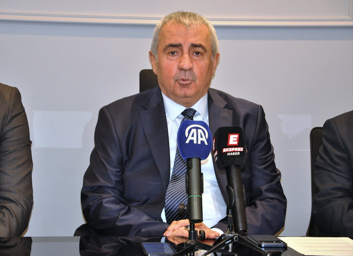 HAK-İŞ'e bağlı Hizmet-İş Sendikası, Kütahya'da belediye işçilerine uygulandığı öne sürülen...