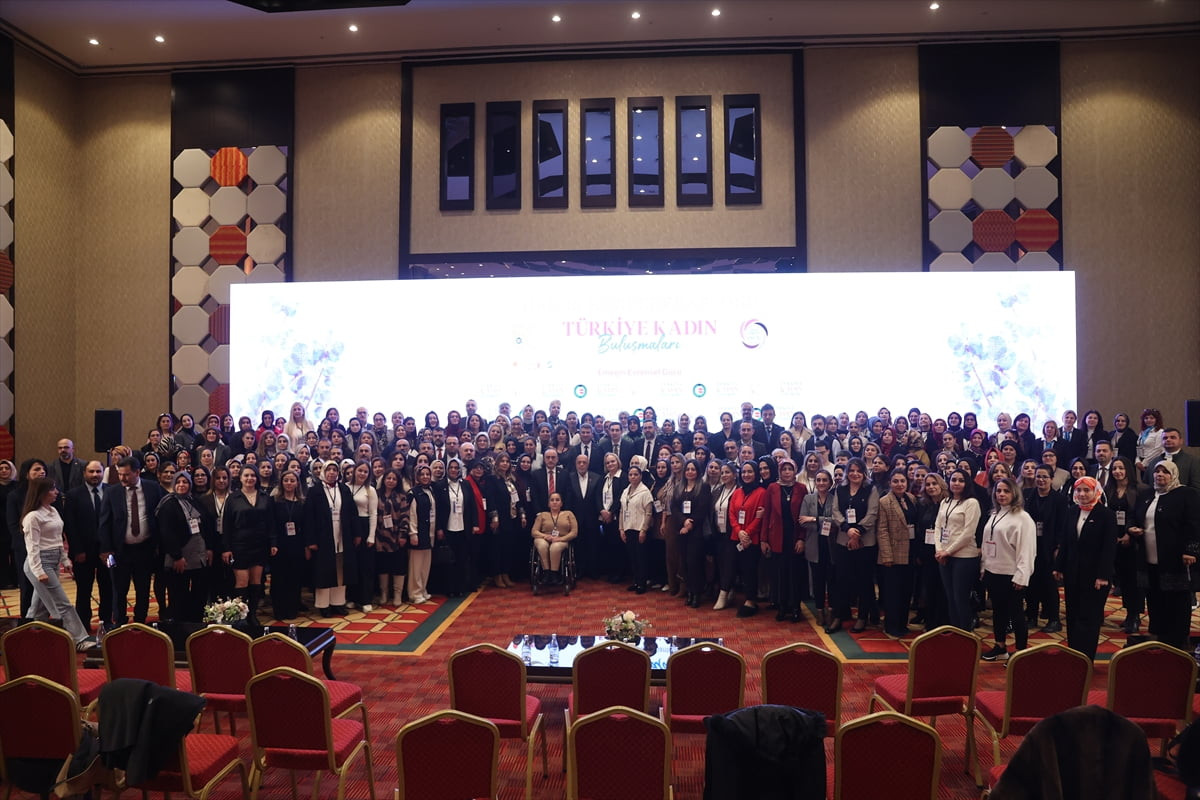 Hak İşçi Sendikaları Konfederasyonu (HAK-İŞ) ve Hizmet-İş Sendikası Genel Başkanı Mahmut Arslan...