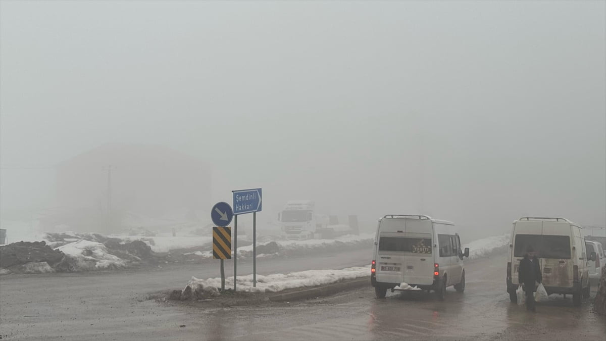 Hakari'nin Derecik ilçesinde sis etkili oldu. Görüş mesafesinin azaldığı ilçede sürücüler...