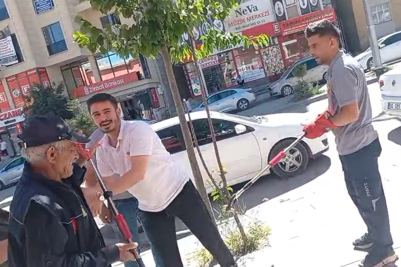 HAKKARİ BELEDİYESİ İTFAİYE MÜDÜRLÜĞÜ EKİPLERİ, KENT MERKEZİNDEKİ BİR ECZANEYE GİREN KERTENKELEYİ...