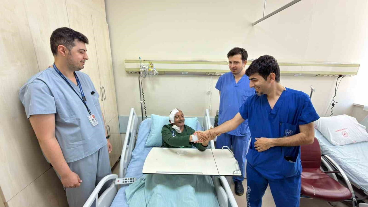 HAKKÂRİ DEVLET HASTANESİ BEYİN VE SİNİR CERRAHİSİ KLİNİĞİ’NDE, 72 YAŞINDAKİ BİR HASTANIN BEYNİNİ...