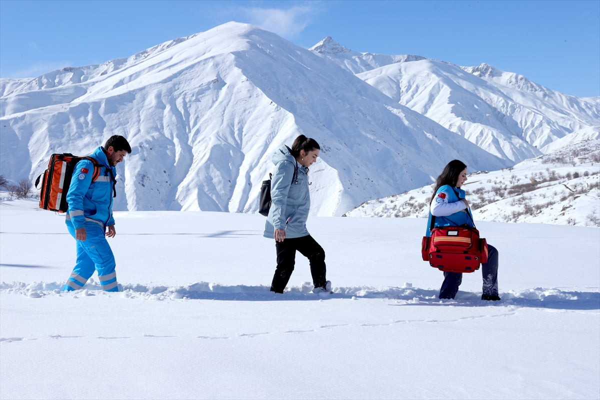 Hakkari Devlet Hastanesi Evde Sağlık Birimi çalışanları, kar kalınlığının yer yer 2 metreyi...