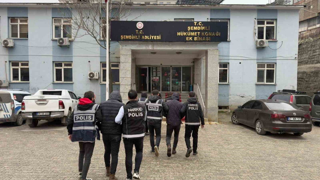 HAKKÂRİ İL EMNİYET MÜDÜRLÜĞÜ EKİPLERİNCE ARANAN ŞAHISLARA YÖNELİK YÜRÜTÜLEN ÇALIŞMALAR KAPSAMINDA...