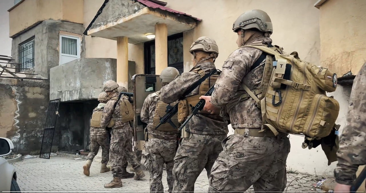 HAKKARİ İL EMNİYET MÜDÜRLÜĞÜ EKİPLERİNCE, İL MERKEZİ VE ESENDERE BÖLGESİNDE RÜŞVET, NÜFUS...