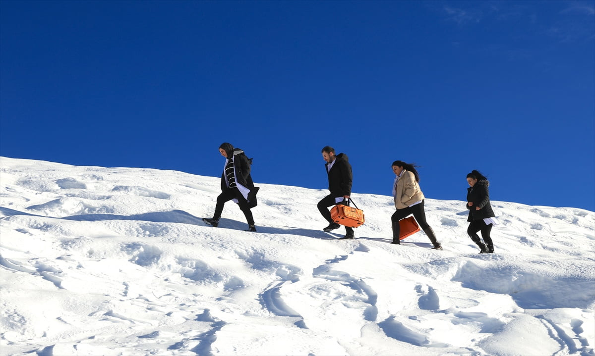  Hakkari merkez ve ilçelerinde, Kanser Erken Teşhis Tarama ve Eğitim Merkezleri'nde görevli...