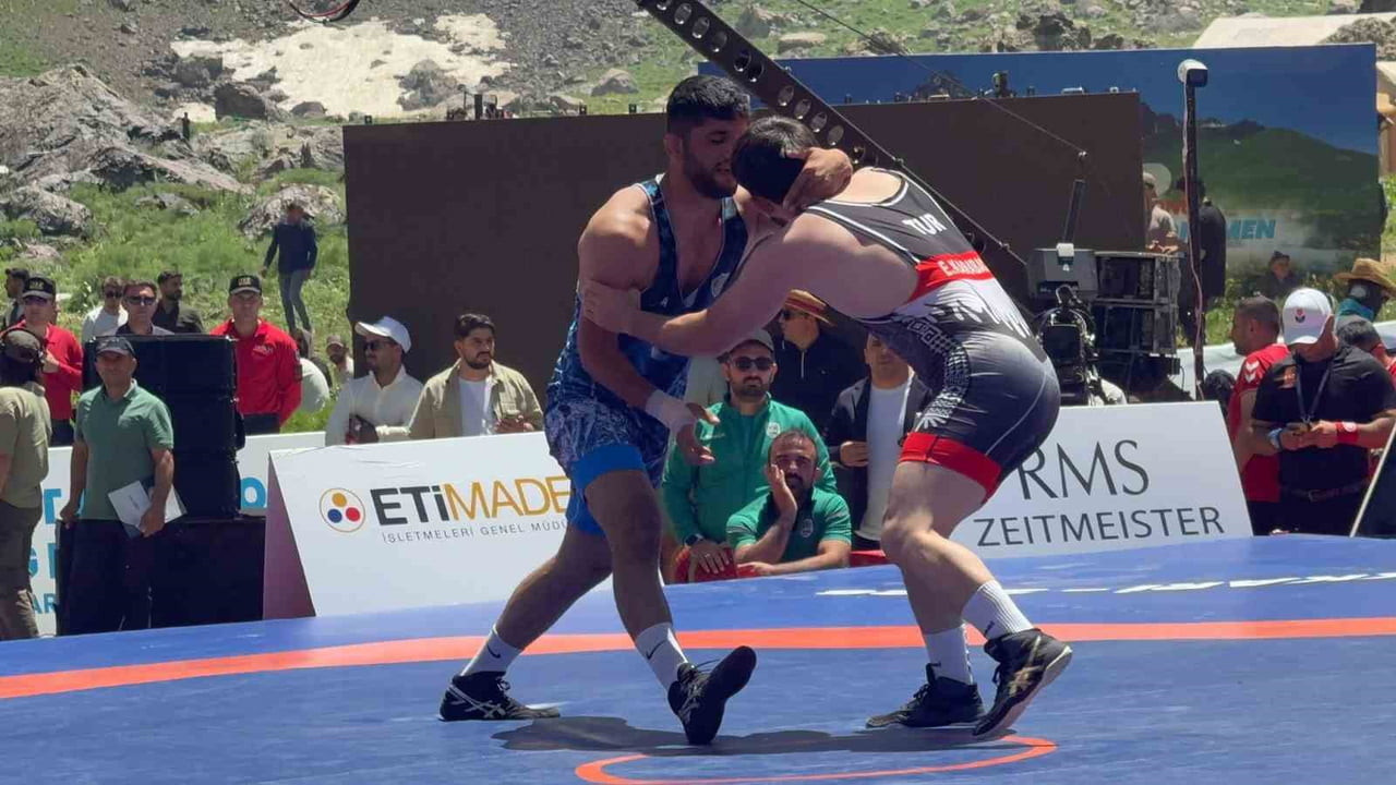 HAKKARİ, TÜRK VE DÜNYA GÜREŞ TARİHİNDE BİR İLKE EV SAHİPLİĞİ YAPTI. GENÇLİK VE SPOR BAKANLIĞI...