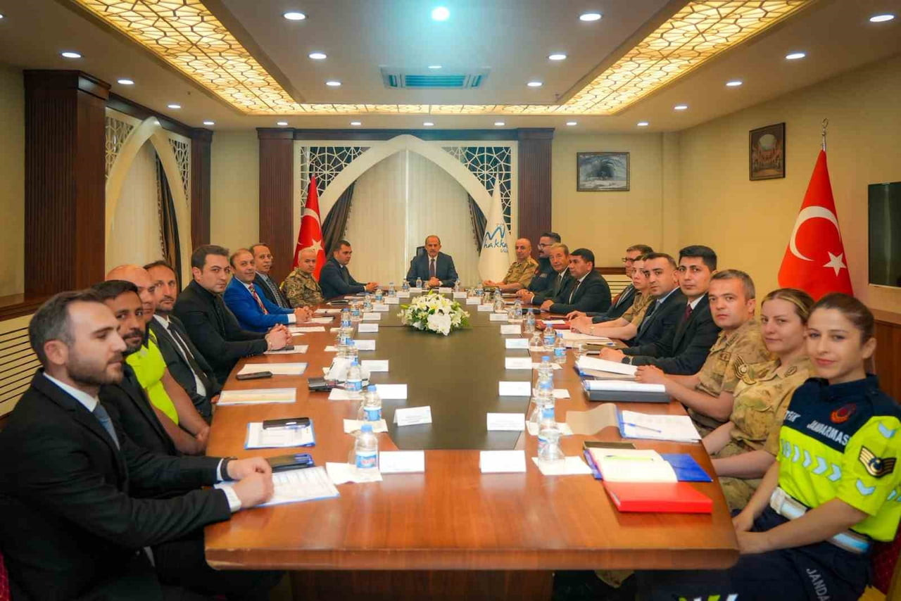 HAKKÂRİ VALİSİ İBRAHİM TAŞYAPAN BAŞKANLIĞINDA GERÇEKLEŞTİRİLEN ASAYİŞ TOPLANTISINDA, KENT...
