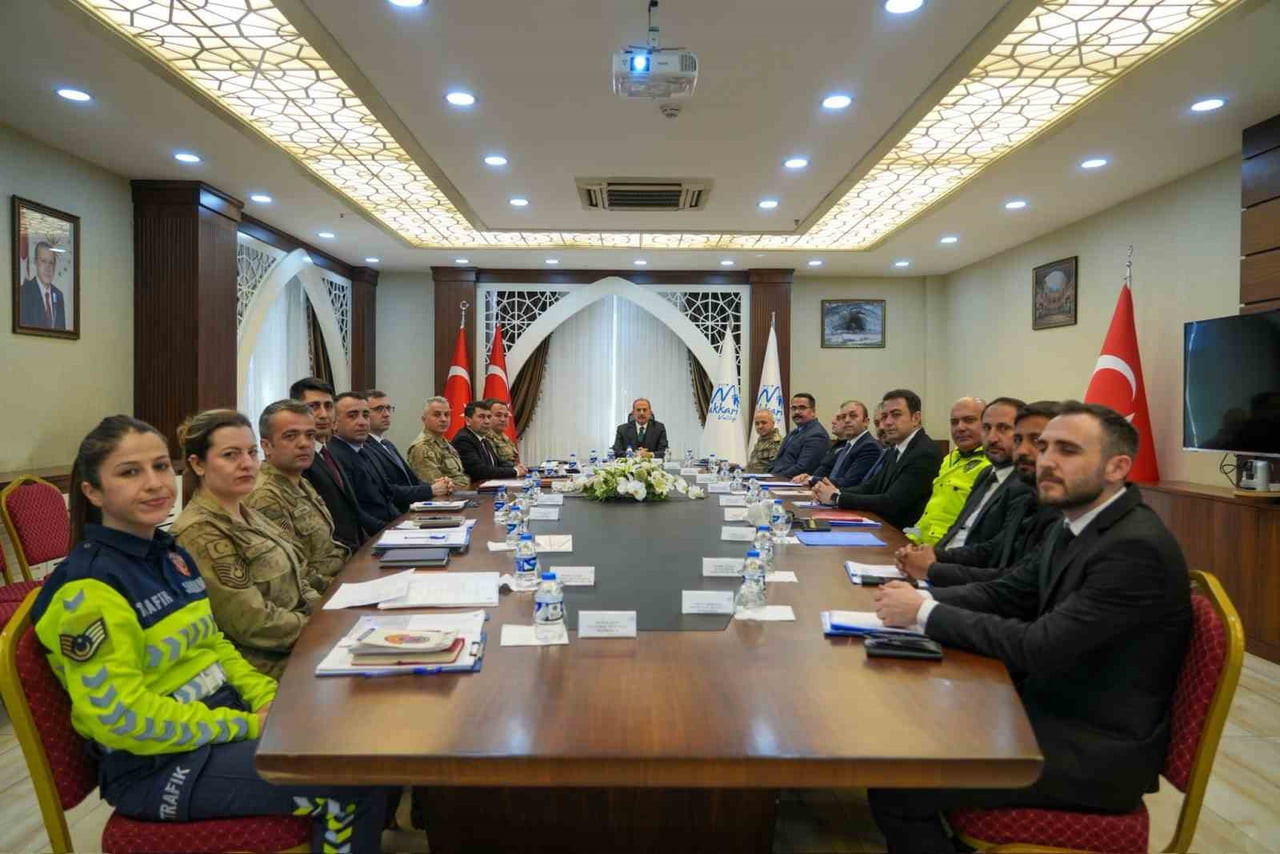 HAKKÂRİ VALİSİ İBRAHİM TAŞYAPAN BAŞKANLIĞINDA; İL EMNİYET MÜDÜRÜ ATTİLA AYATA, İL JANDARMA KOMUTAN...