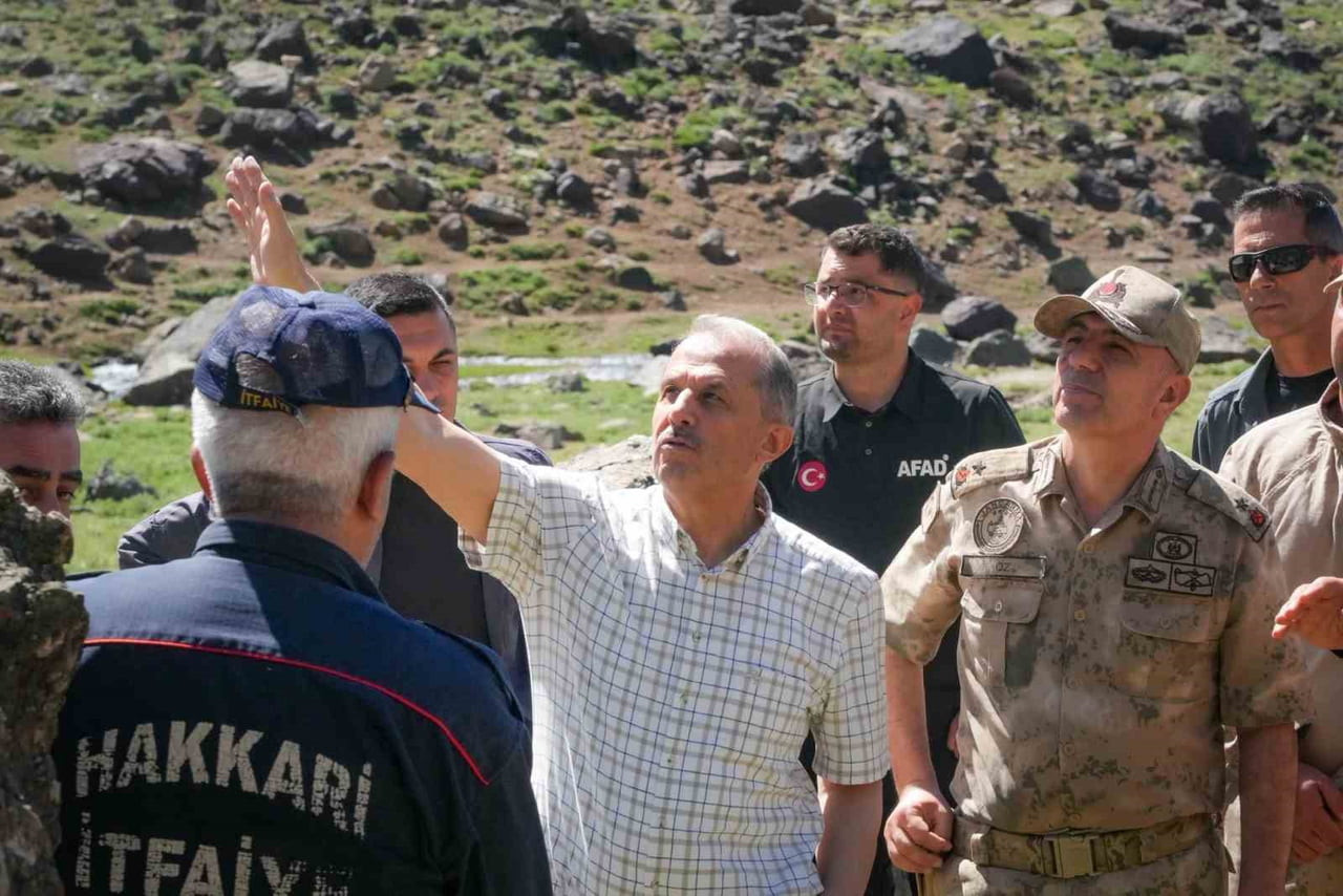 HAKKÂRİ VALİSİ İBRAHİM TAŞYAPAN, SÜPHA DÜREK DAĞI'NA TIRMANIŞ YAPTIĞI SIRADA KAYBOLAN DAĞCIYI...