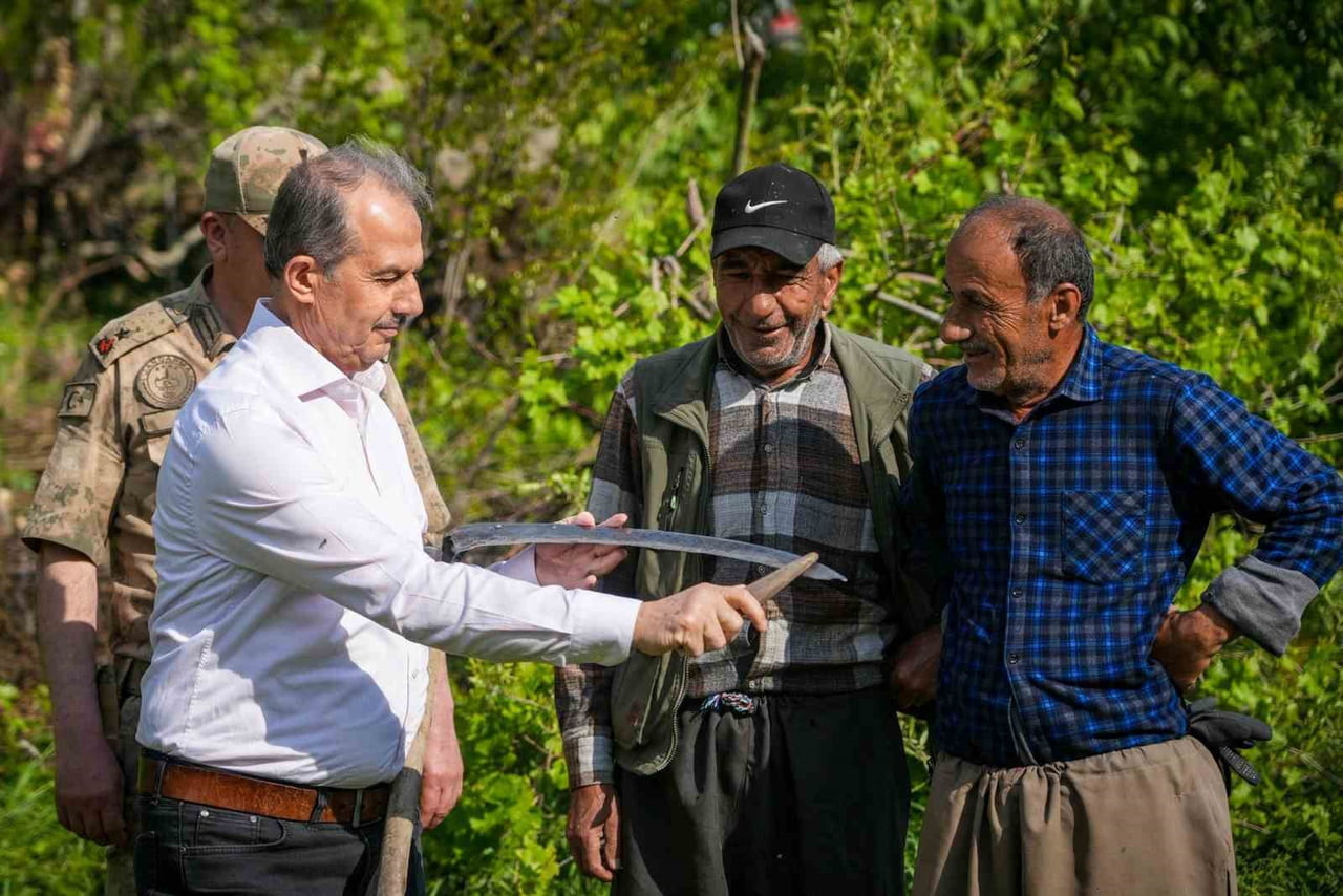 HAKKARİ VALİSİ İBRAHİM TAŞYAPAN VE BERABERİNDEKİLER, ÇUKURCA İLÇESİNDEKİ ŞAHİKALAR JANDARMA...