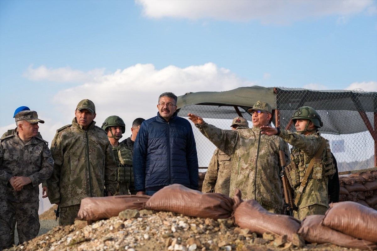 Hakkari Valisi ve Belediye Başkan Vekili Ali Çelik, 2. Ordu Komutanı Korgeneral Zorlu Topaloğlu...