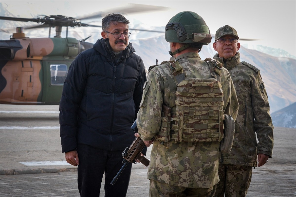 Hakkari Valisi ve Belediye Başkan Vekili Ali Çelik, 2. Ordu Komutanı Korgeneral Zorlu Topaloğlu...