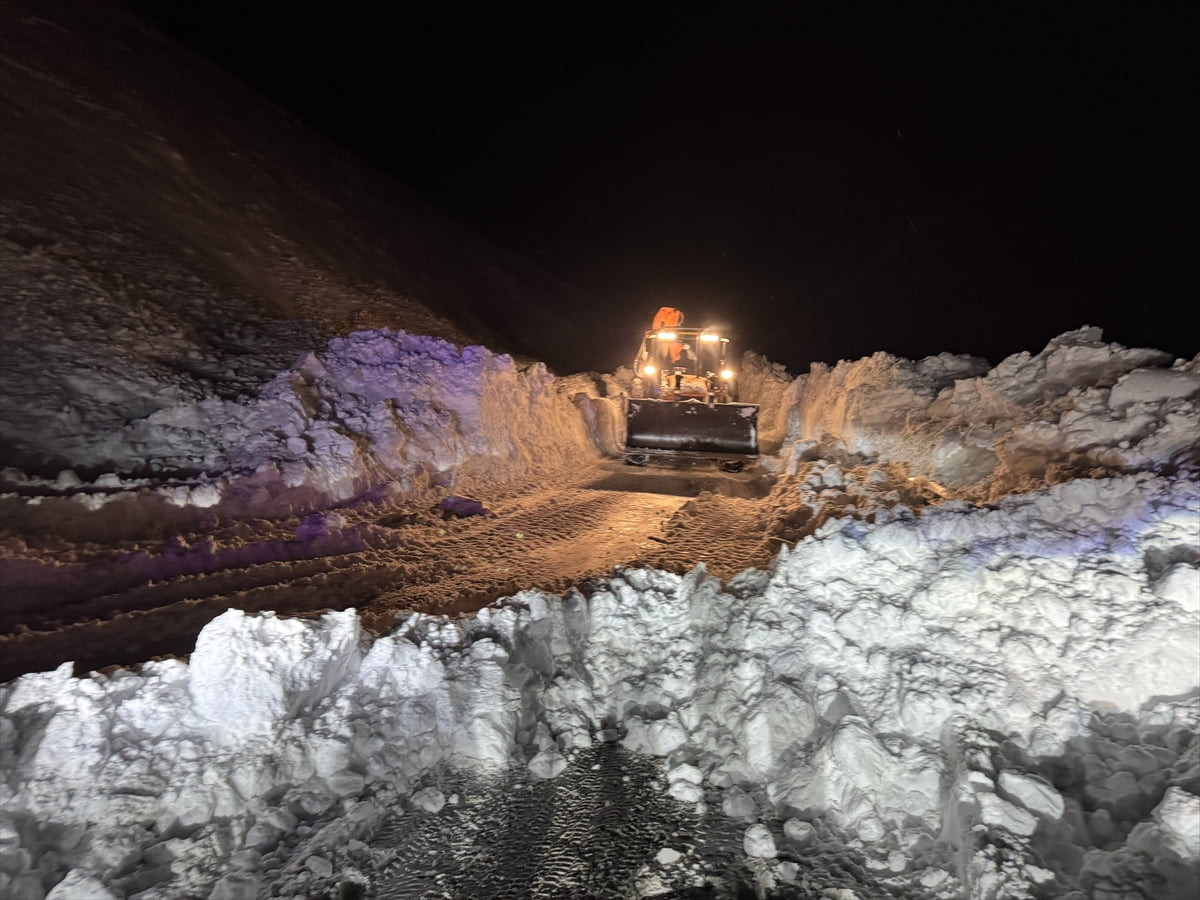 Hakkari-Van kara yoluna düşen çığ, Karayolları ekiplerince yürütülen çalışma sonucu...