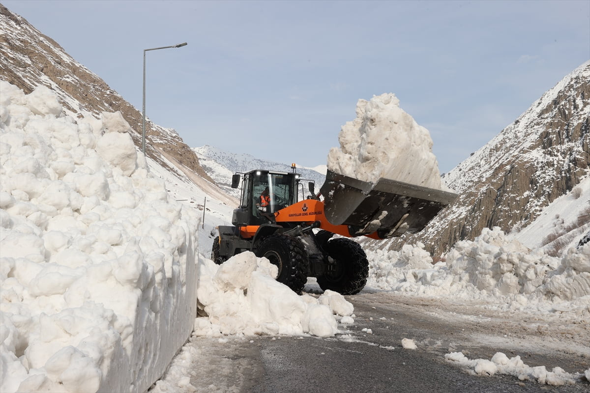 Hakkari-Van kara yolunda farklı noktalara düşen çığ, karayolları ekiplerince temizlendi.