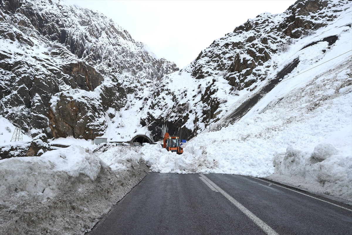 Hakkari-Van kara yolunda farklı noktalara düşen çığ, Karayolları ekiplerince yürütülen çalışma...