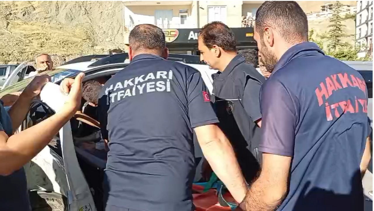 HAKKARİ-VAN KARA YOLUNDA İKİ ARACIN ÇARPIŞMASI SONUCU 1 KİŞİ YARALANDI.