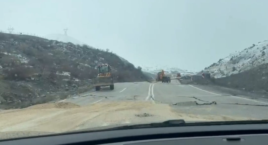 HAKKARİ-VAN KARA YOLUNUN AKÇALI KÖYÜ MEVKİİNDE ETKİLİ OLAN SAĞANAK YAĞIŞLARIN ARDINDAN YOLDA ÇÖKME...